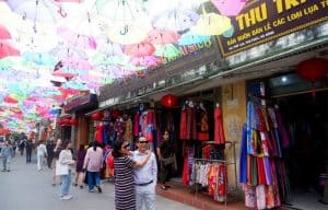 Khăn quàn tại làng Vạn Phúc