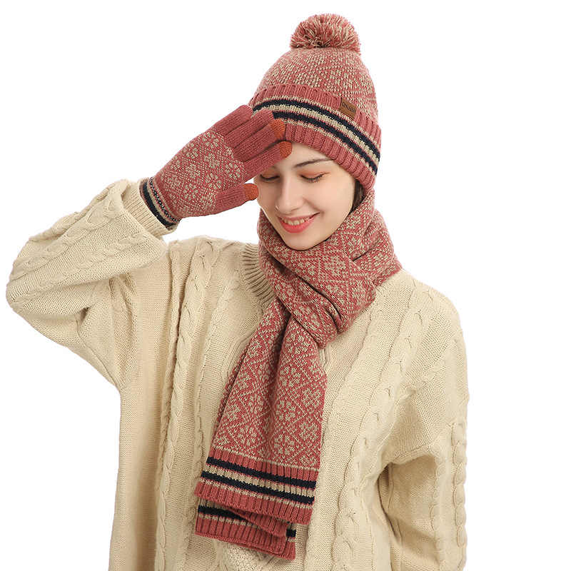 Tuy không phải len tự nhiên nhưng khăn len acrylic có độ dày dặn và giữ ấm rất tốt.