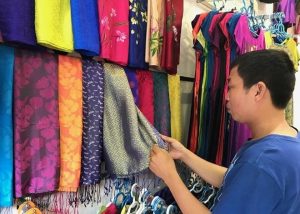 Cách phân biệt lụa thật và lụa pha 1