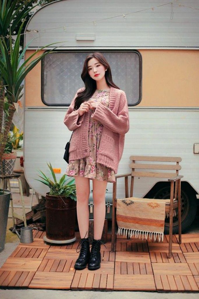 Một chút dịu dàng cùng áo cardigan dáng vừa. Cô nàng không kém phần năng động. Bánh bèo cá tính đây mà.