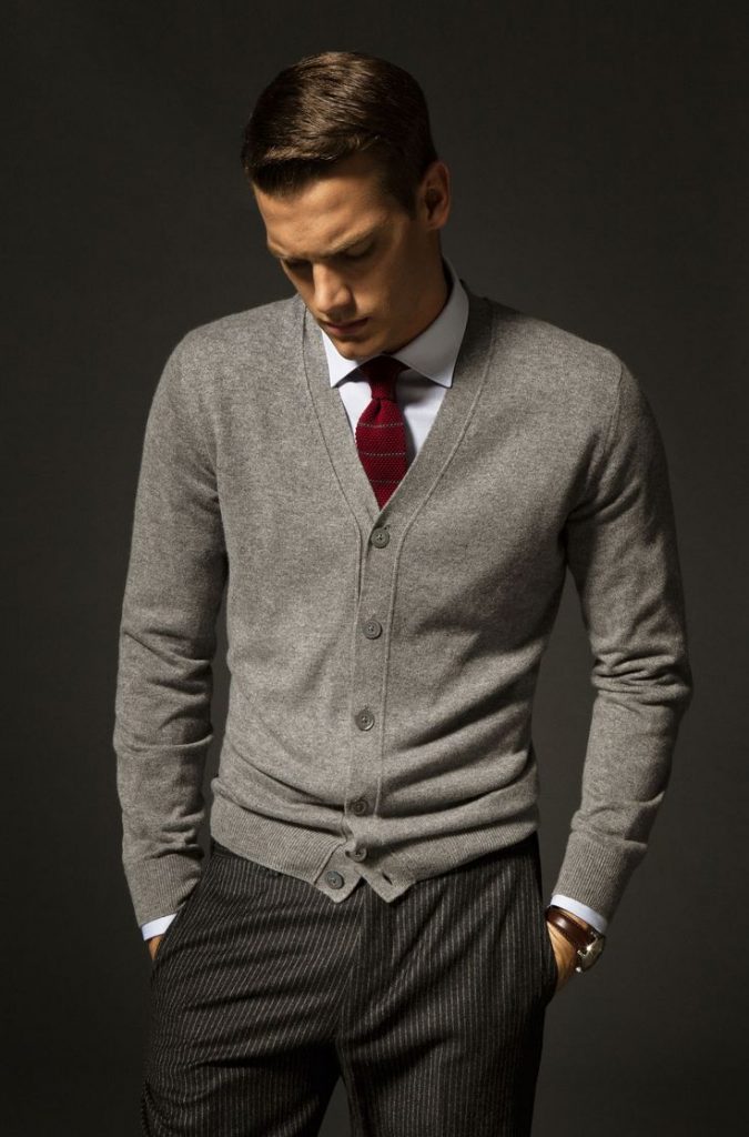 Điểm tô một chiếc cà vạt đỏ vào set cardigan xám cùng áo sơ mi trắng. Chàng sẽ trở nên trưởng thành và lịch lãm hơn