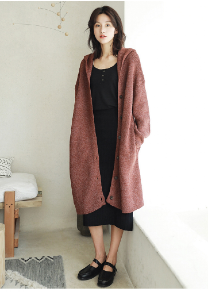 Chiếc váy suông đã không còn nhàm chán bởi sự xuất hiện của áo cardigan dáng dài
