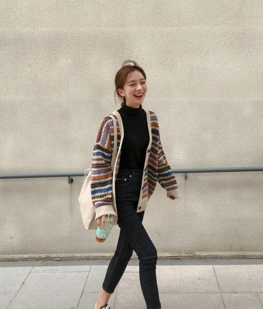 Một chiếc cardigan họa tiết sẽ giúp bạn điểm tô cho set đồ đen truyền thống của mình. Trông cô nàng thật năng động nhỉ?
