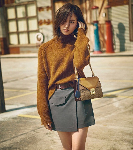 Ở đây, cô nàng Kim So Hyun đã chọn cho mình cách phối áo len và chân váy vô cùng trẻ trung với gam màu trung tính
