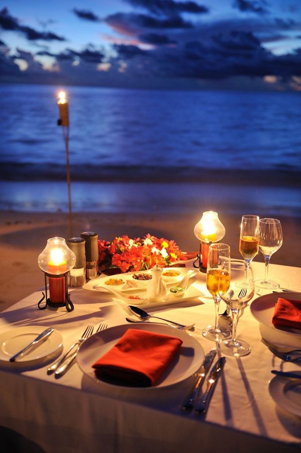 Bữa tối thịnh soạn bên ánh nến ấm áp và khung cảnh thơ mộng