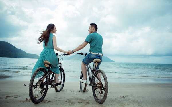 Cùng nhau đạp xe bên bờ biển chiều lộng gió