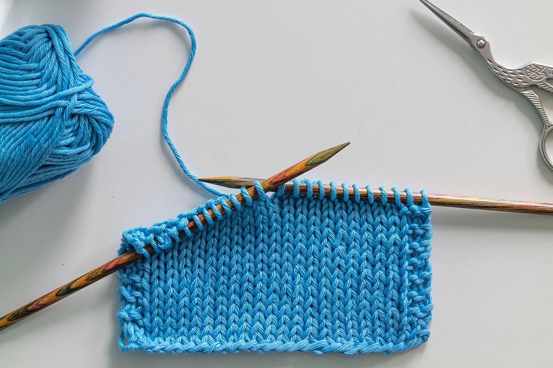 Bước đầu tiên trong cách móc khăn len nam chính là đan hàng gầy