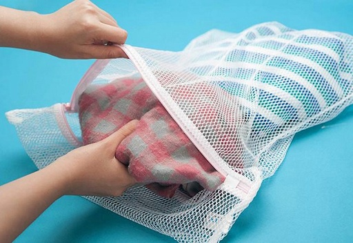 Bạn nên chuẩn bị thêm chiếc túi lưới để đựng những món đồ làm từ len để hạn chế quần áo bị vặn xoắn.