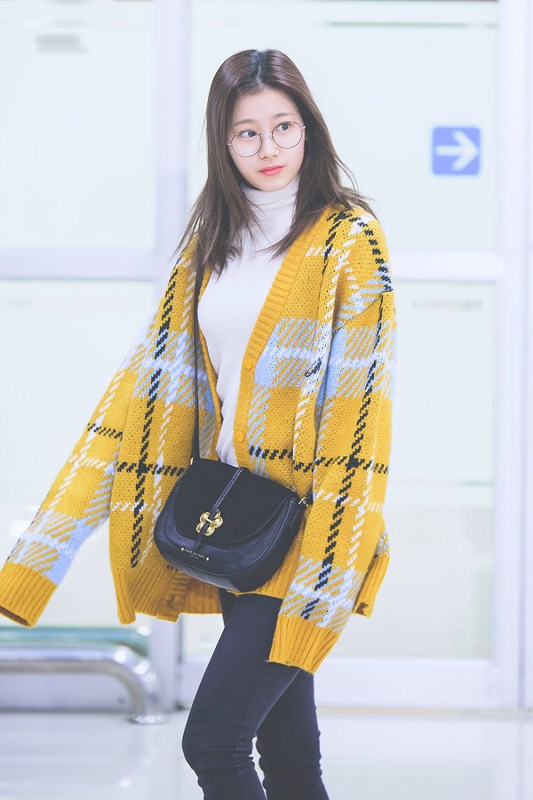 Thời trang sân bay của nàng Sana thêm phần nổi bật với áo khoác cardigan sắc vàng