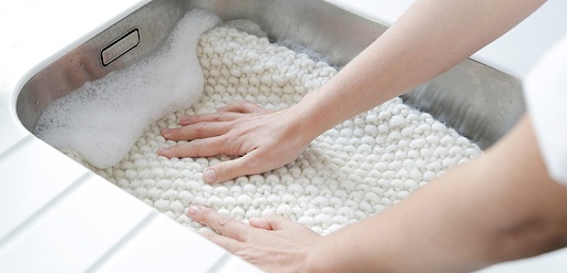 Cách giặt len tốt nhất là giặt bằng tay và ở điều kiện nước dưới 37 độ C