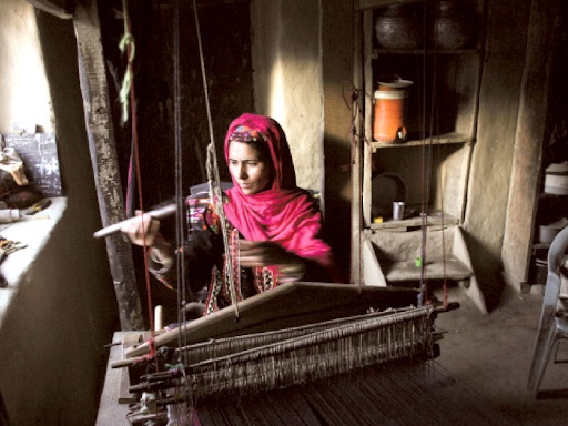 Các gia đình ở vùng Kashmir hiện vẫn duy trì công việc dệt may len truyền thống này